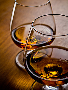 白兰地酒精桌子木头酒吧棕色玻璃高清图片