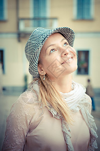 戴帽子的美丽金发美女金发女郎城市女士街道微笑背景图片
