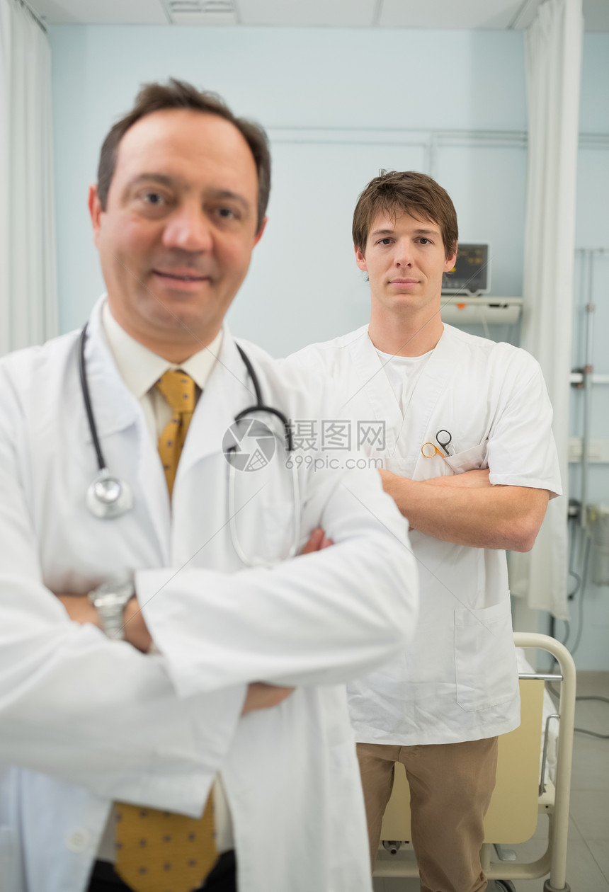 医生和一名男护士跨过双臂图片