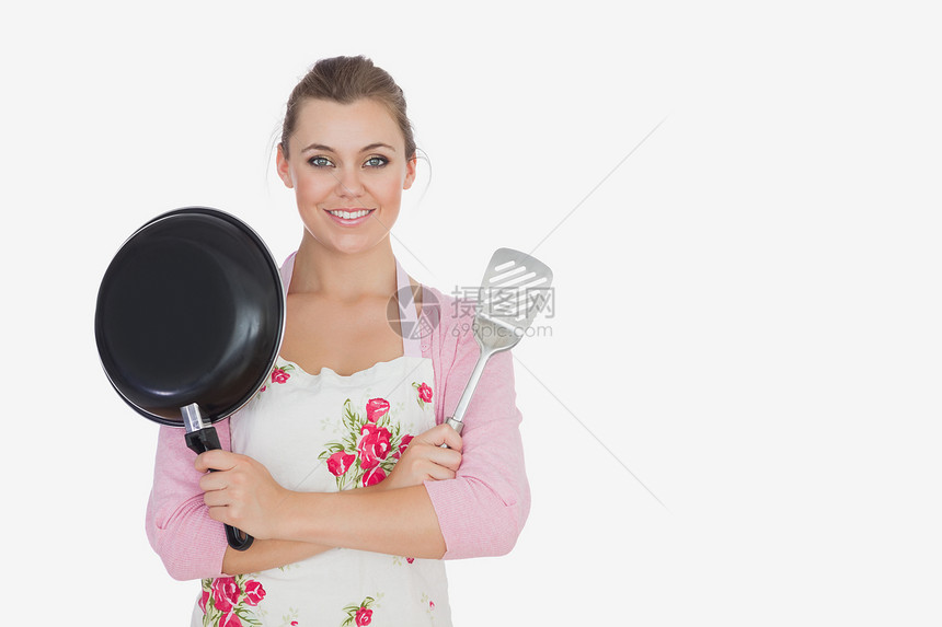 拿着煎锅和烟囱的年轻女子图片