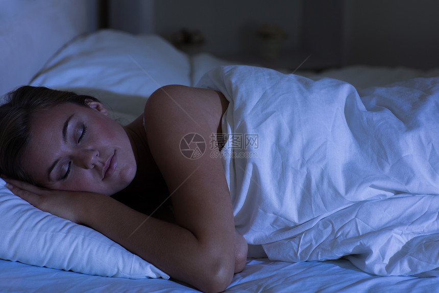 妇女夜间睡觉图片