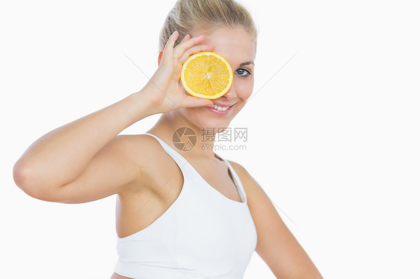 开心的女子当着眼睛拿着橙色切片生活方式健康饮食运动福祉护理女性减肥营养横截面水果图片