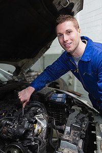 维修汽车发动机的年轻机械工职业高清图片素材