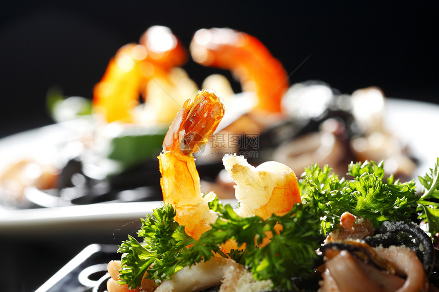 黑意面加海鲜墨水蔬菜午餐贝类大虾盘子香菜面条餐厅桌子图片