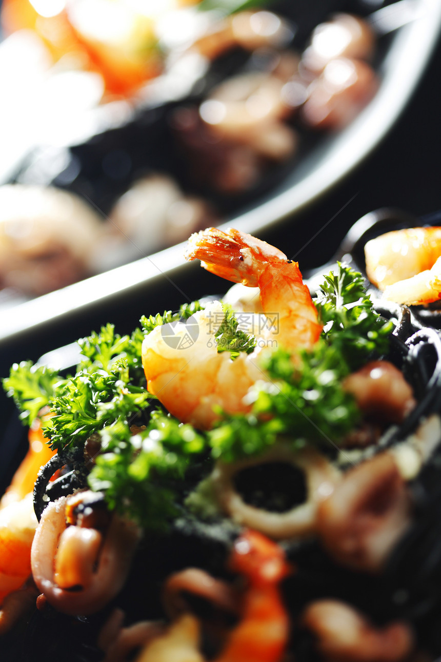 黑意面加海鲜餐厅香菜贝类大虾午餐叶子乌贼香料盘子美食图片