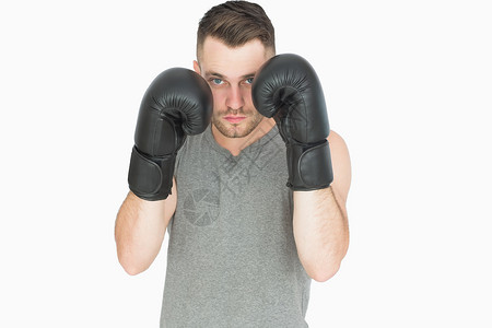 拳击姿势中年轻人的肖像姿态对抗男人拳头运动挑战男性手套拳击手背景图片