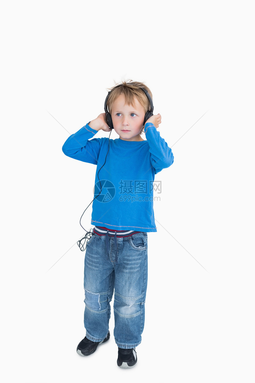 通过耳机监听音乐的年轻男孩听力童年牛仔布爱好浅色男生金发男性享受头发图片