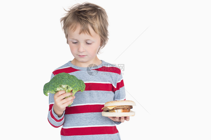 男孩拿着西椰菜和汉堡金发女郎条纹头发金发蔬菜男生浅色男性童年图片
