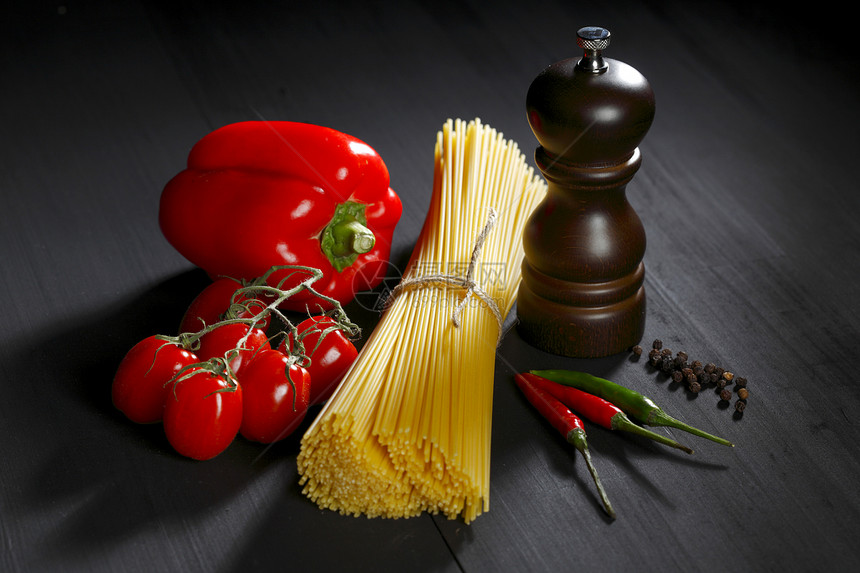 黑桌上的面食成分食物饮食红辣椒烹饪厨房生活盘子文化美食蔬菜图片