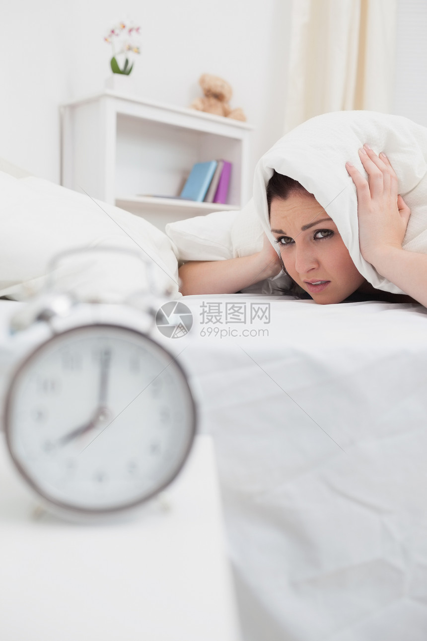 妇女用闹钟铃响时的床单遮耳女士房子警报系列睡眠女性卧室家庭生活闹钟毯子图片