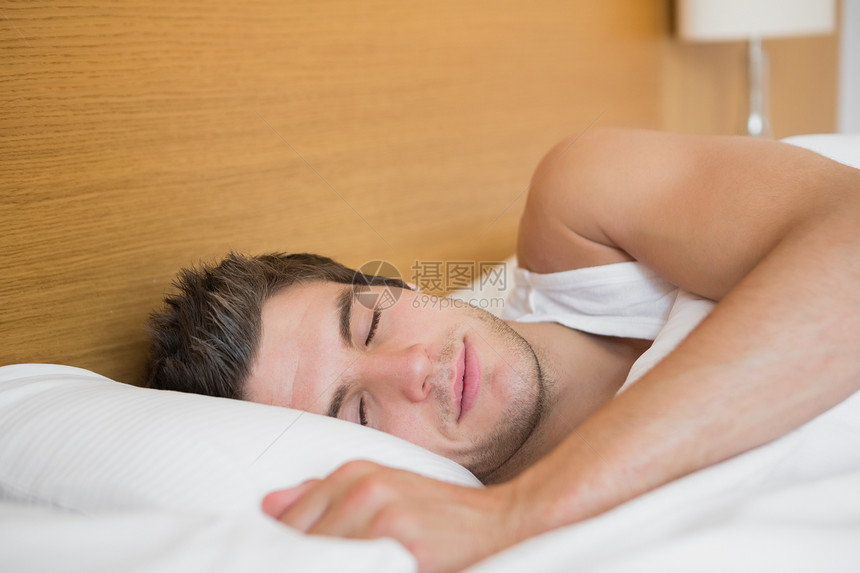 男人睡在旅馆房间图片