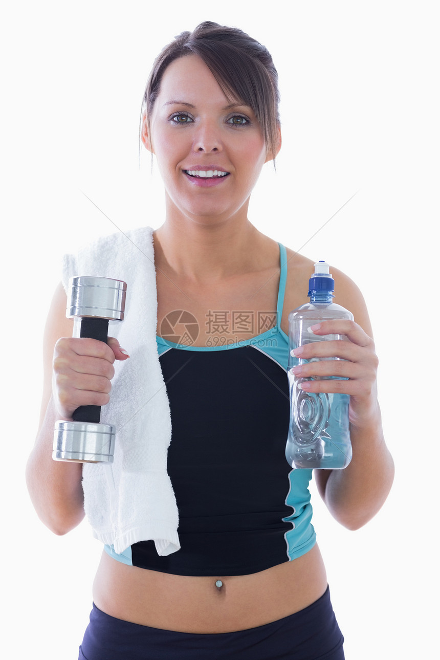 妇女拿着哑铃和水瓶子的肖像运动女性毛巾力量运动服女士水壶肌肉举重微笑图片