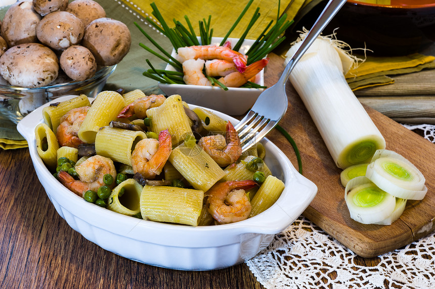 陶瓷粘土锅中的虾和蘑菇糊食物草本植物蔬菜美食厨房烹饪食谱菜单盘子餐厅图片