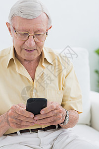 使用智能手机的老年冷静老人背景图片