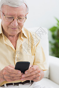 使用智能手机的有重点老人背景图片