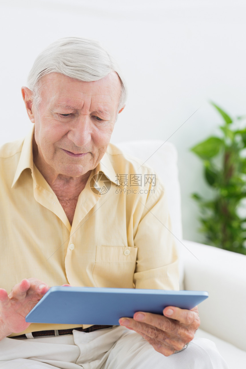 使用数字平板电脑的老年人重点人图片