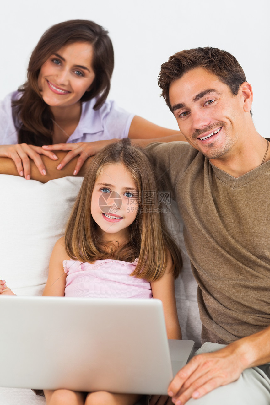 使用笔记本电脑微笑的家庭女儿男人公寓头发技术住所孩子房子女性女孩图片