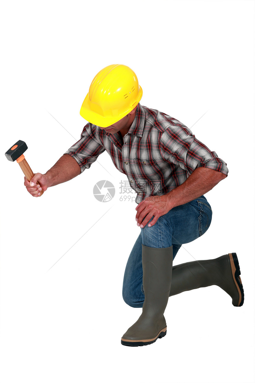 一个拿着锤子的建筑工人图片