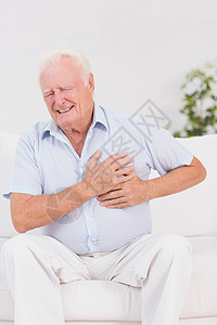 遇险患有心脏疼痛的老年老人背景