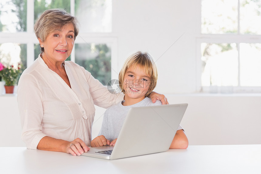 奶奶和孩子用笔记本电脑看相机图片
