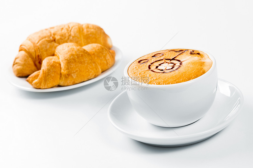 大杯咖啡和盘子上的羊角面包咖啡店美食饮料蛋糕牛奶液体早餐香气食物小吃图片