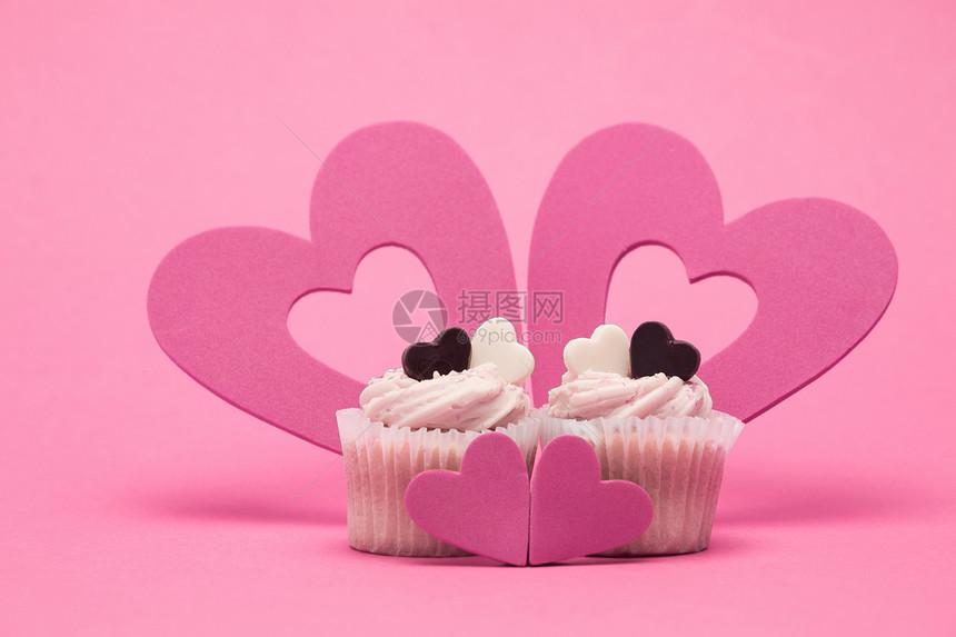 两个情人杯蛋糕 配四个心胸装饰品对象奶油情人背景糖果浪漫粉色图片
