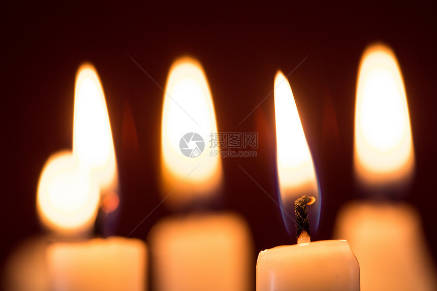 黑暗中的蜡烛白色黑色燃烧灯芯点燃烛光对象火焰背景图片