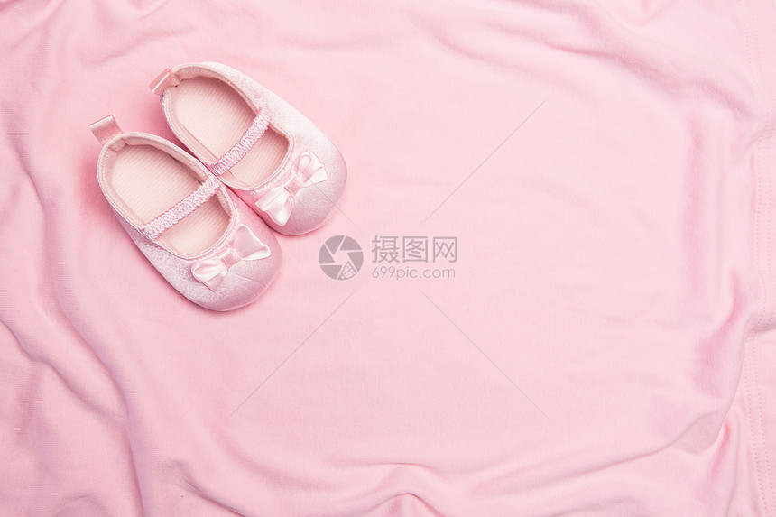 粉色毯子和婴儿拖鞋图片