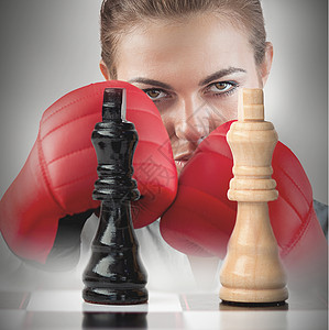 象棋板后面的女拳手背景图片