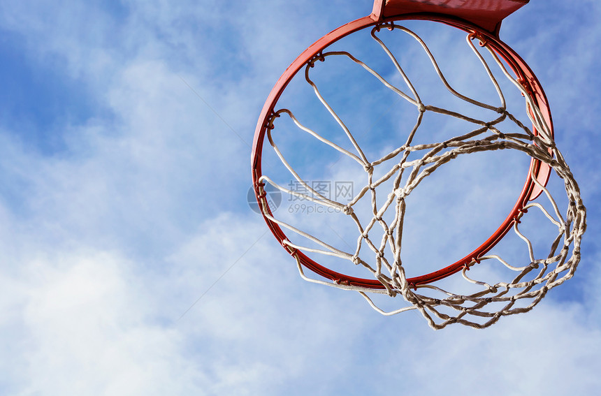 篮球笼操场篮球板运动场比赛木板篮球蓝天天空蓝色篮球框图片