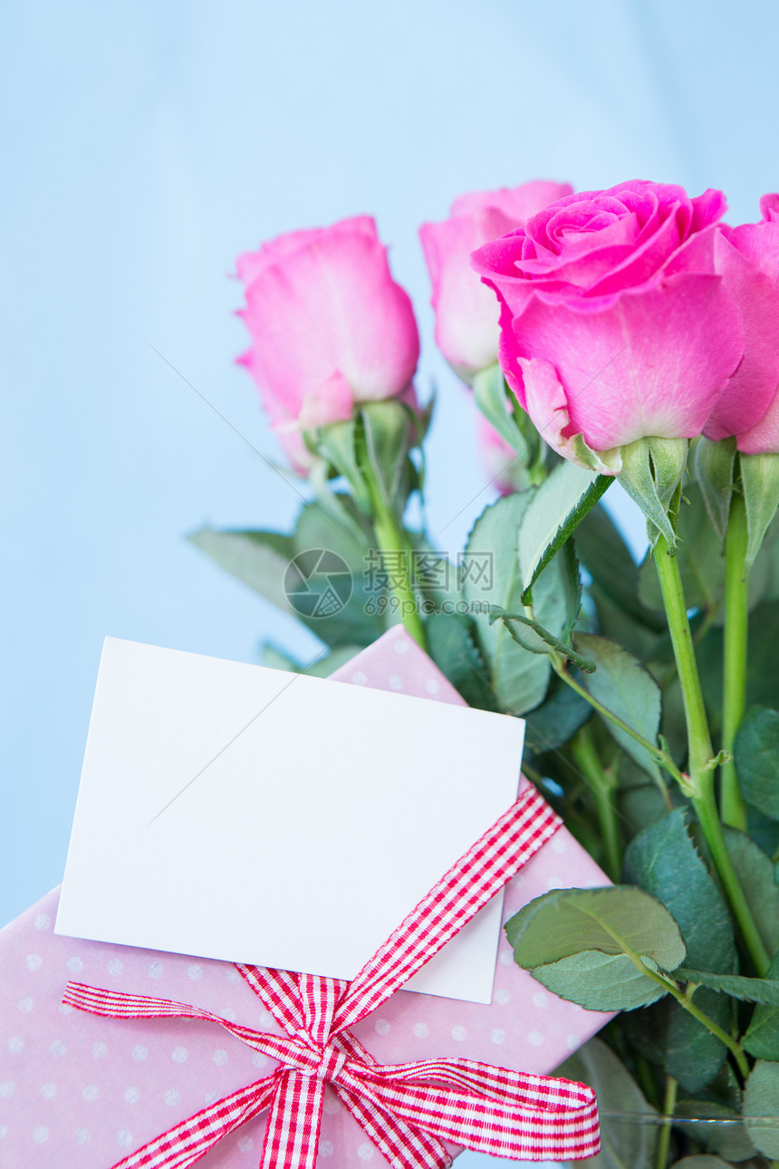 花瓶中的粉红玫瑰花束和粉红礼物及空白卡红色叶子卡片盒子背景植物树叶礼品展示花瓣图片