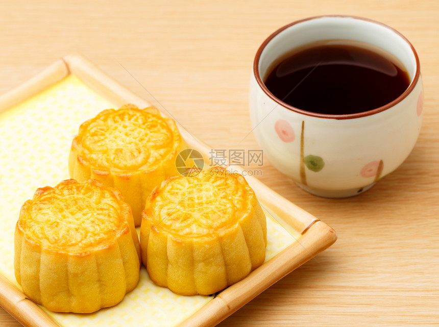 月饼和茶茶月饼传统月亮盘子面包蛋糕图片