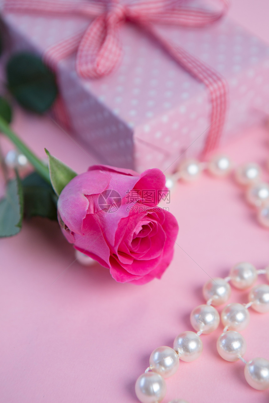 玫瑰粉红 有礼物和珍珠图片