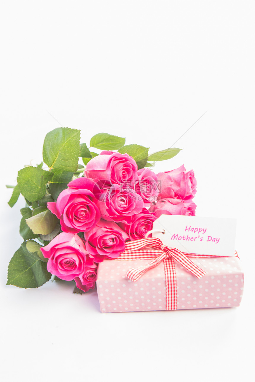 带着快乐母亲日卡的礼物旁边的一束玫瑰花图片