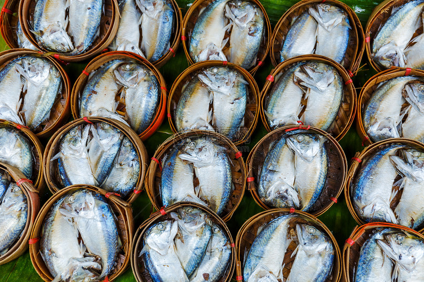 用于在曼谷市场销售的鱼桶中的鱼食物圆圈木桶海鲜美食店铺圆形盘子图片