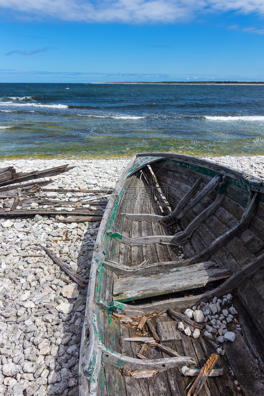 海岸上的旧木船图片