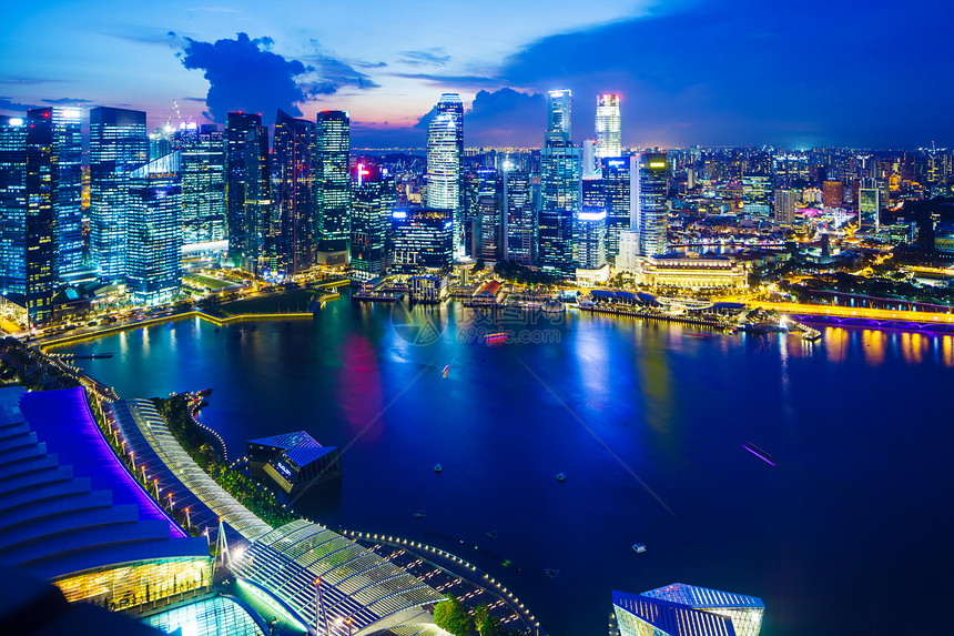 新加坡夜间天际天空酒店博物馆地标高楼港口码头景观金融图片