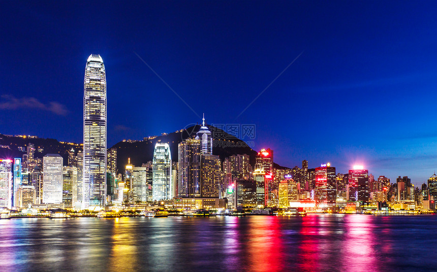 晚上在香港建筑商业区金融市中心天空办公楼商业大楼办公室摩天大楼图片