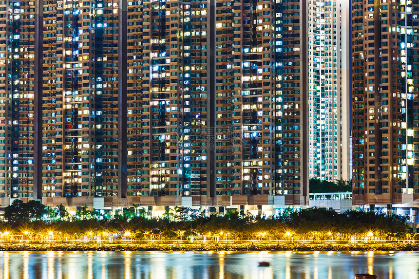 夜间在香港的住宅楼建筑公寓居所房屋民众住房图片