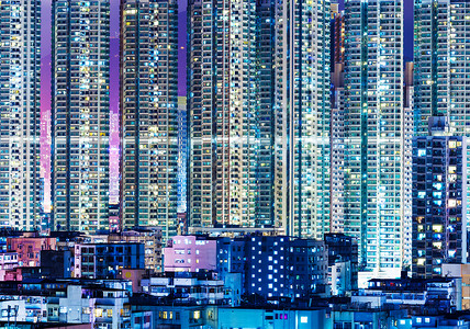 香港夜里超拥挤的现代楼群人口过剩高清图片素材