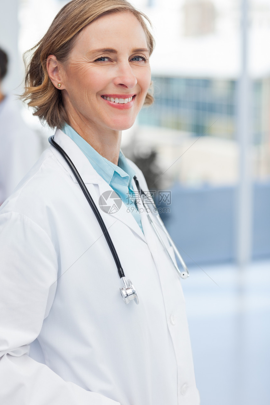 以听诊器向女医生微笑专家医疗职员从业者工作服服务女性职业实验诊所图片