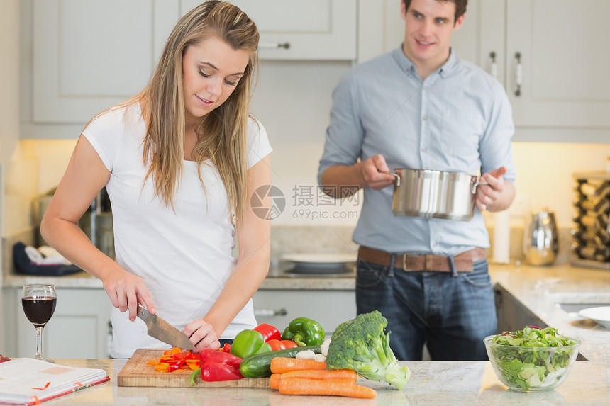 男子帮助妇女做饭图片