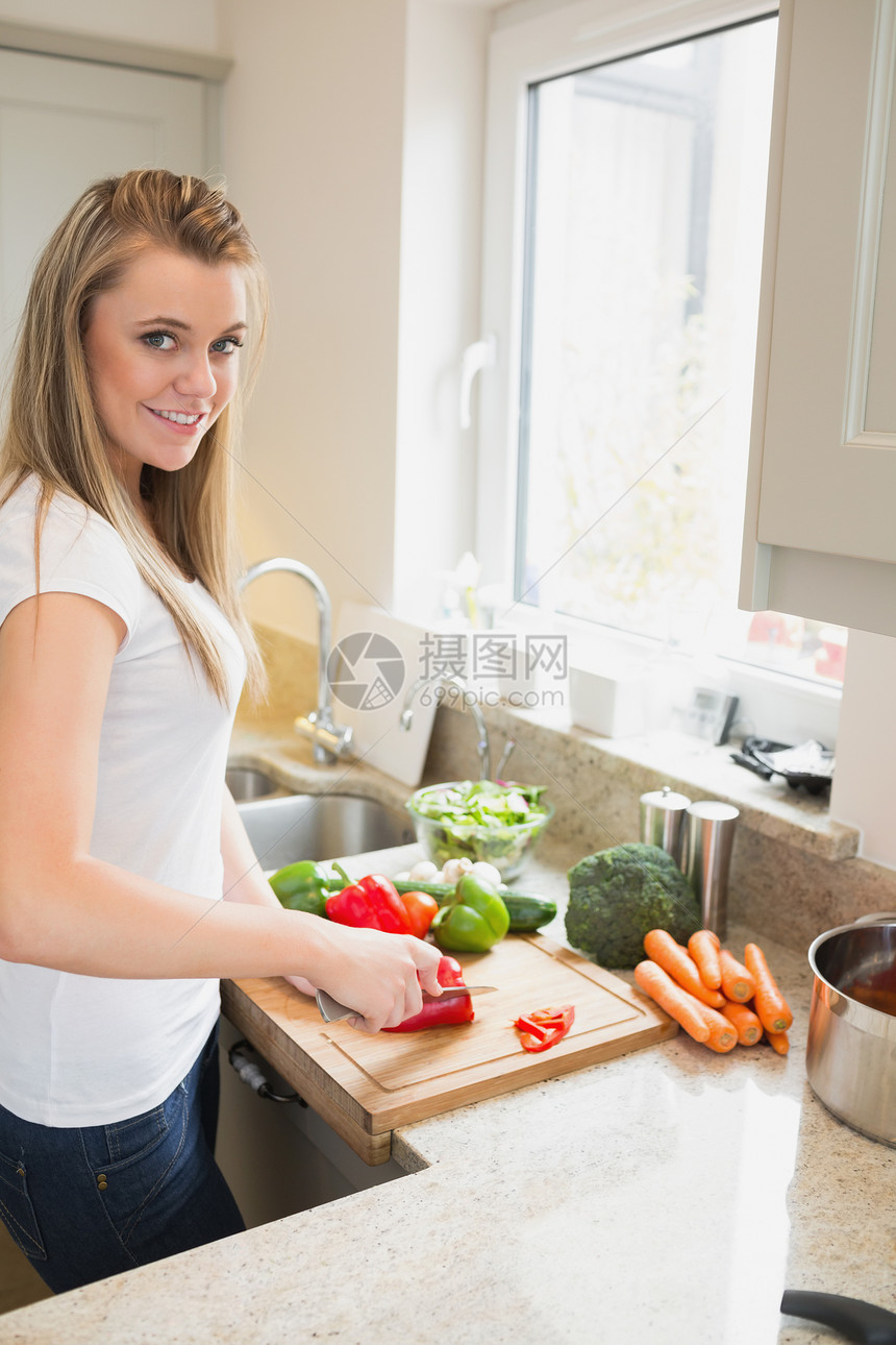 准备蔬菜的快乐妇女素食者女性台面食物浅色烹饪健康饮食平底锅女士胡椒图片