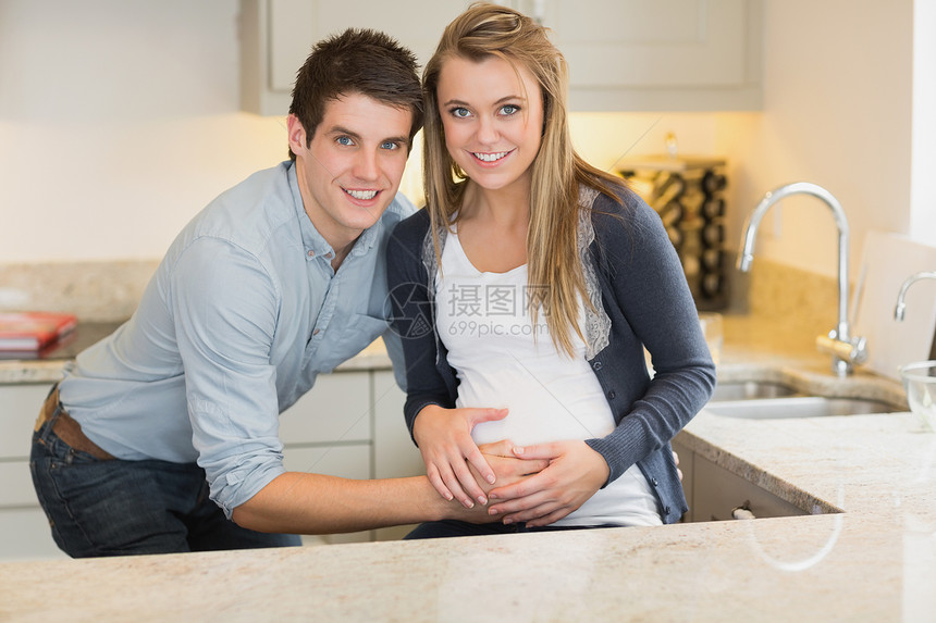 年轻快乐的男子与怀孕的妻子图片