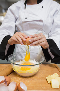 打破的鸡蛋厨师将鸡蛋破碎成面粉背景