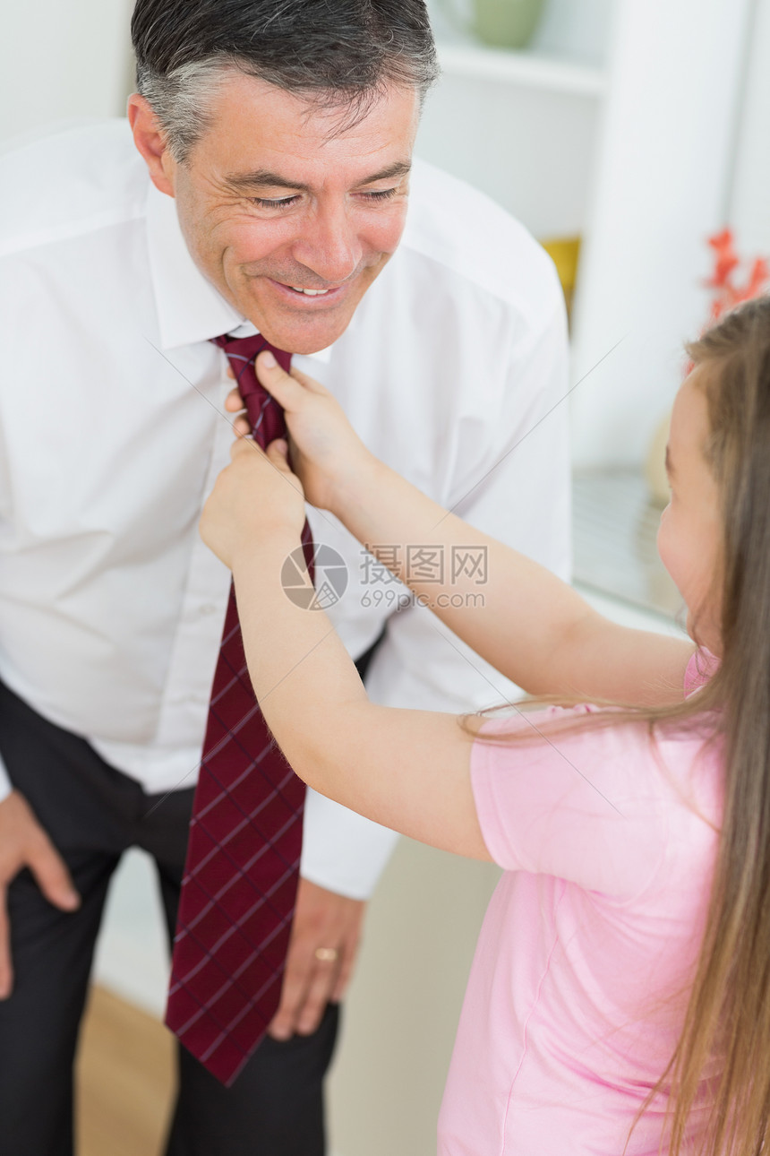 父亲靠在下面让女儿修领带图片