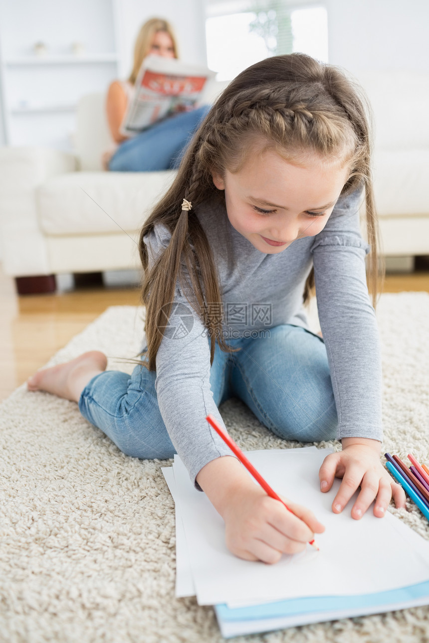 小女孩坐在地板上与母亲阅读报纸一起画着小女孩图片