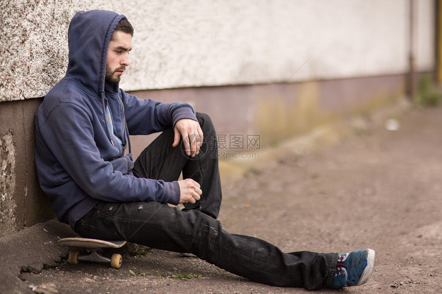 斯卡特在滑冰公园外休息图片