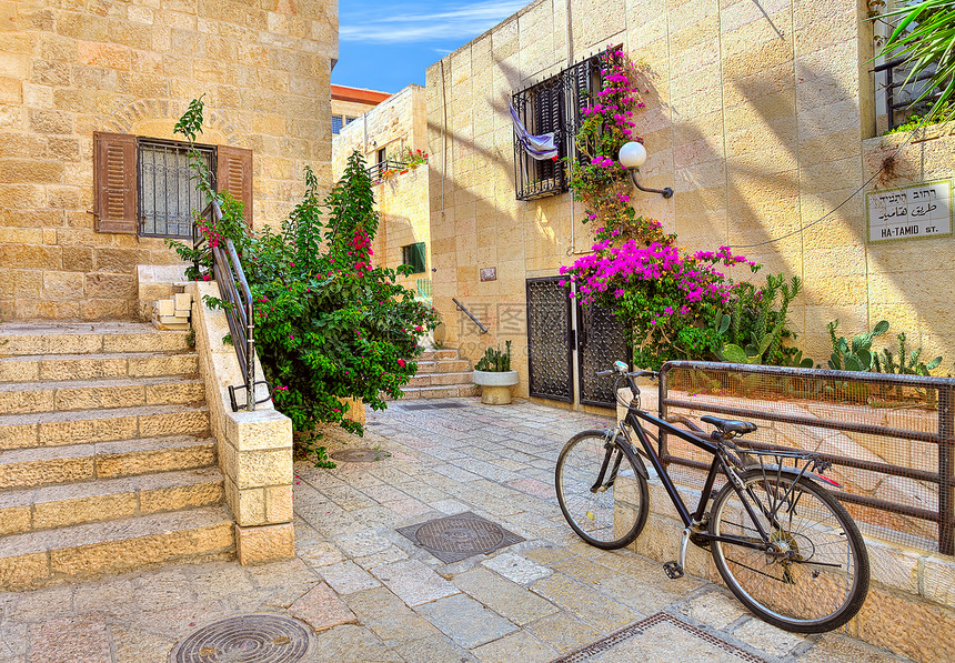 耶路撒冷犹太人街区的街道和高楼房屋图片