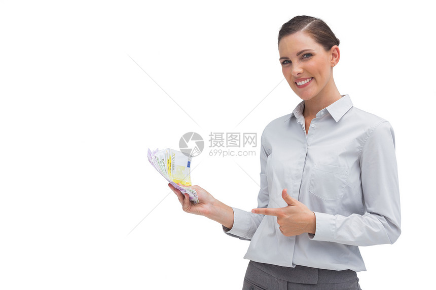 快乐的女商务人士在她手中展示钱财图片